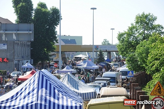 Zdjęcie w galerii na portalu naszraciborz.pl: Rekord frekwencji na jarmarku w Chałupkach wiadomości z regionu