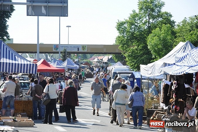 Zdjęcie w galerii na portalu naszraciborz.pl: Rekord frekwencji na jarmarku w Chałupkach wiadomości z regionu