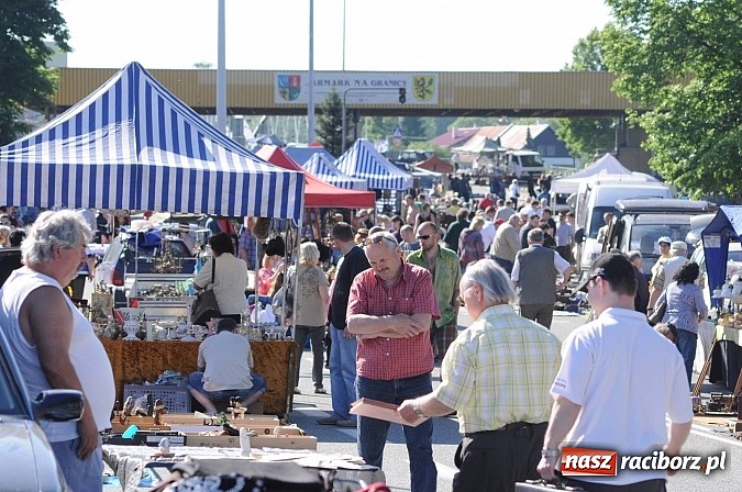 Zdjęcie w galerii na portalu naszraciborz.pl: Rekord frekwencji na jarmarku w Chałupkach wiadomości z regionu