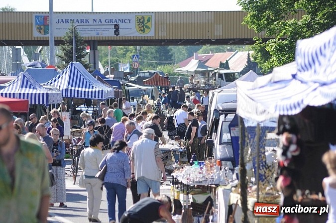 Zdjęcie w galerii na portalu naszraciborz.pl: Rekord frekwencji na jarmarku w Chałupkach wiadomości z regionu