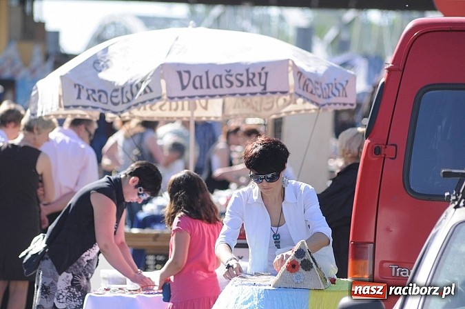 Zdjęcie w galerii na portalu naszraciborz.pl: Rekord frekwencji na jarmarku w Chałupkach wiadomości z regionu