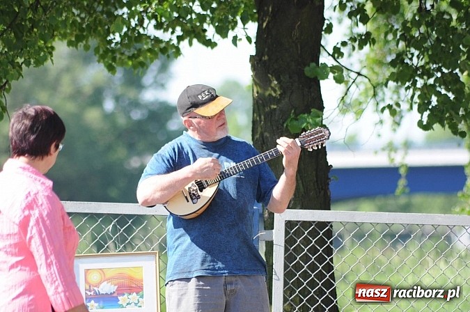 Zdjęcie w galerii na portalu naszraciborz.pl: Rekord frekwencji na jarmarku w Chałupkach wiadomości z regionu