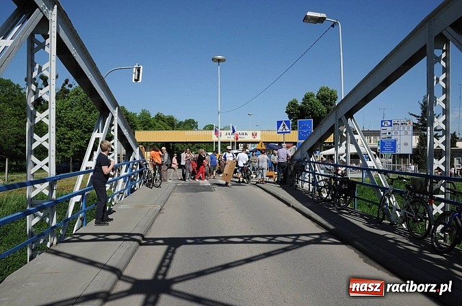 Zdjęcie w galerii na portalu naszraciborz.pl: Rekord frekwencji na jarmarku w Chałupkach wiadomości z regionu