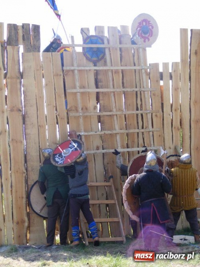 Zdjęcie w galerii na portalu naszraciborz.pl: Nie pozwolili zdobyć grodu wiadomości z regionu