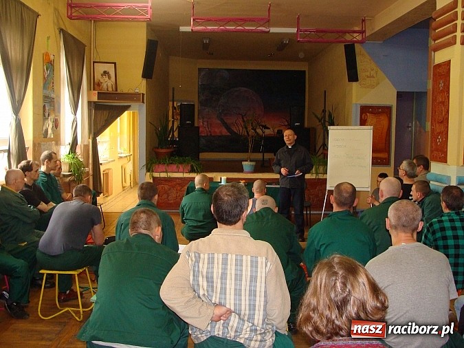 Zdjęcie w galerii na portalu naszraciborz.pl: Odwaga akceptacji - medytacje z jezuitą w Zakładzie Karnym w Raciborzu wiadomości z regionu