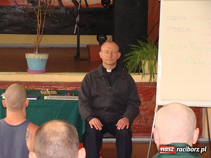 Zdjęcie w galerii na portalu naszraciborz.pl: Odwaga akceptacji - medytacje z jezuitą w Zakładzie Karnym w Raciborzu wiadomości z regionu