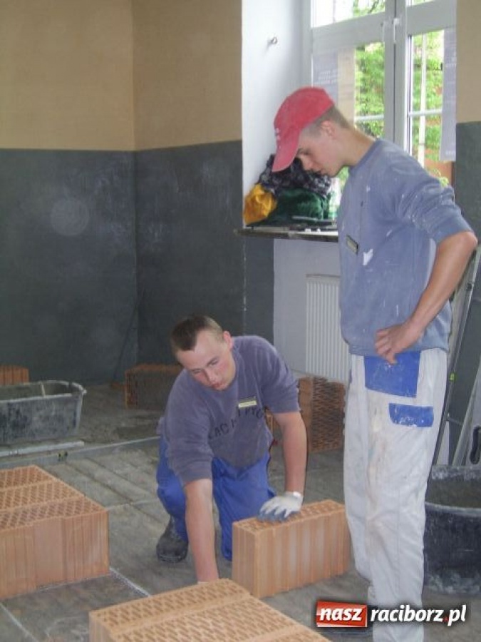 Zdjęcie w galerii na portalu naszraciborz.pl: Murarze do dzieła! wiadomości z regionu