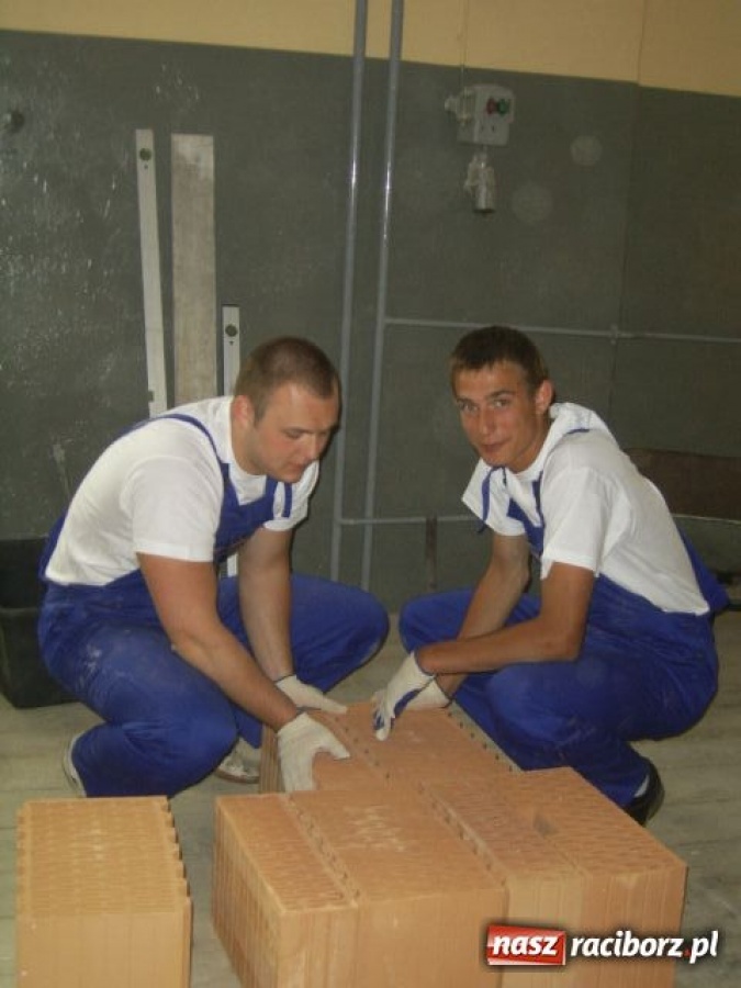 Zdjęcie w galerii na portalu naszraciborz.pl: Murarze do dzieła! wiadomości z regionu