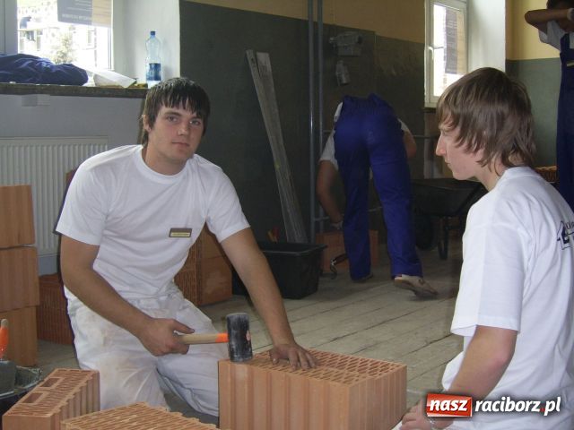 Zdjęcie w galerii na portalu naszraciborz.pl: Murarze do dzieła! wiadomości z regionu