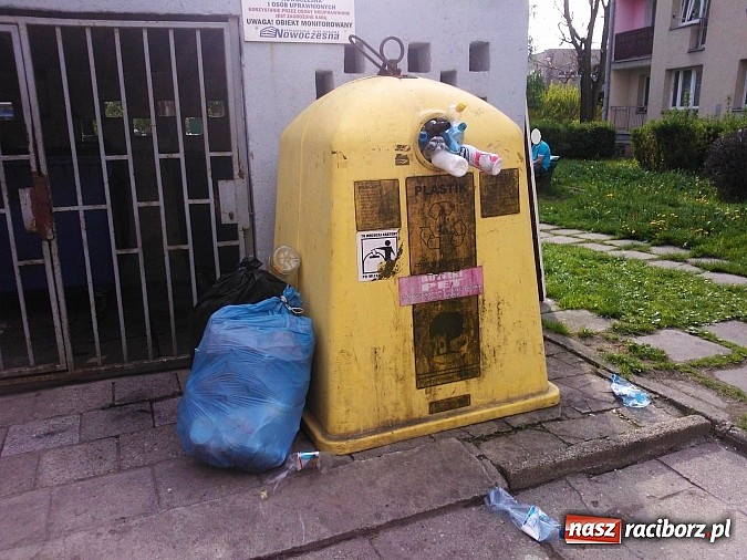 Zdjęcie w galerii na portalu naszraciborz.pl: Osiedle wygląda jak jeden wielki śmietnik! wiadomości z regionu