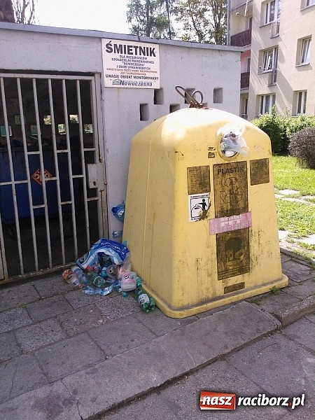 Zdjęcie w galerii na portalu naszraciborz.pl: Osiedle wygląda jak jeden wielki śmietnik! wiadomości z regionu