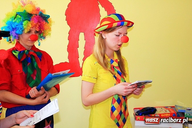 Zdjęcie w galerii na portalu naszraciborz.pl: Czytali dzieła Tuwima małym pacjentom szpitala wiadomości z regionu