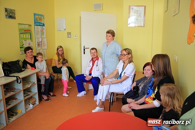 Zdjęcie w galerii na portalu naszraciborz.pl: Czytali dzieła Tuwima małym pacjentom szpitala wiadomości z regionu