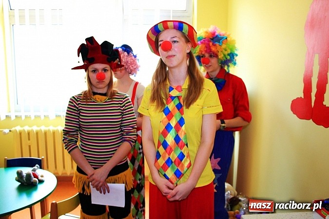 Zdjęcie w galerii na portalu naszraciborz.pl: Czytali dzieła Tuwima małym pacjentom szpitala wiadomości z regionu