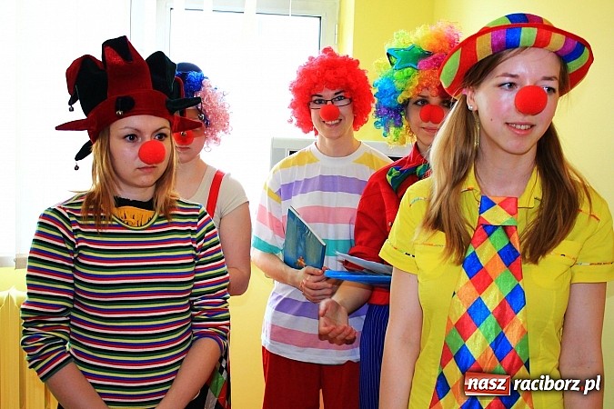 Zdjęcie w galerii na portalu naszraciborz.pl: Czytali dzieła Tuwima małym pacjentom szpitala wiadomości z regionu