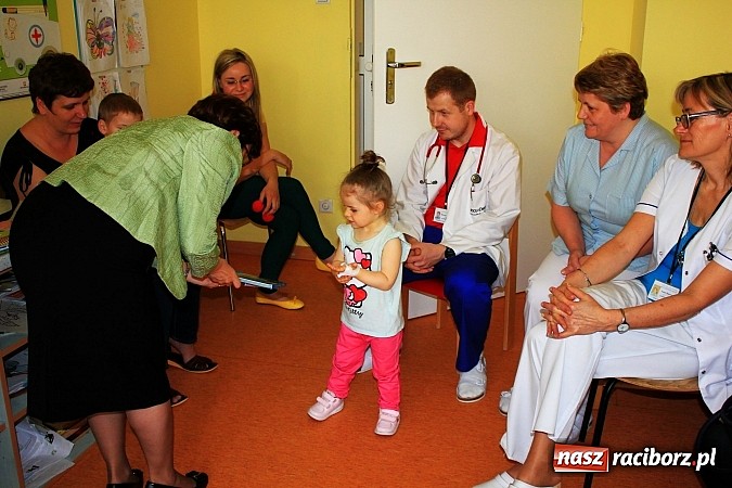 Zdjęcie w galerii na portalu naszraciborz.pl: Czytali dzieła Tuwima małym pacjentom szpitala wiadomości z regionu