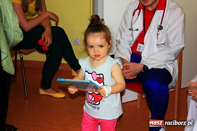 Zdjęcie w galerii na portalu naszraciborz.pl: Czytali dzieła Tuwima małym pacjentom szpitala wiadomości z regionu