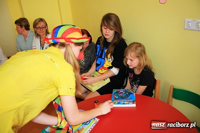 Zdjęcie w galerii na portalu naszraciborz.pl: Czytali dzieła Tuwima małym pacjentom szpitala wiadomości z regionu