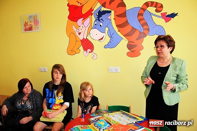 Zdjęcie w galerii na portalu naszraciborz.pl: Czytali dzieła Tuwima małym pacjentom szpitala wiadomości z regionu