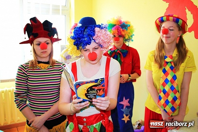 Zdjęcie w galerii na portalu naszraciborz.pl: Czytali dzieła Tuwima małym pacjentom szpitala wiadomości z regionu