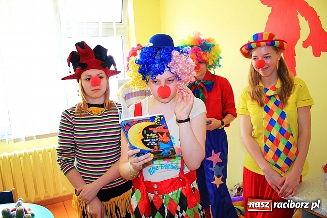 Zdjęcie w galerii na portalu naszraciborz.pl: Czytali dzieła Tuwima małym pacjentom szpitala wiadomości z regionu