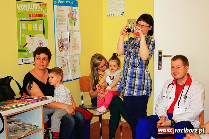 Zdjęcie w galerii na portalu naszraciborz.pl: Czytali dzieła Tuwima małym pacjentom szpitala wiadomości z regionu