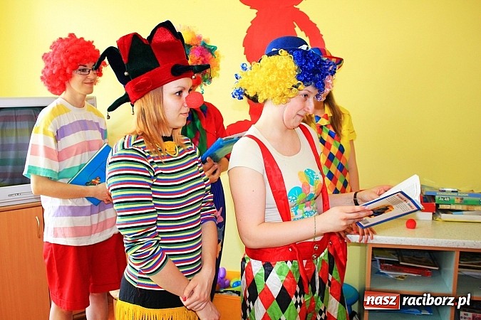 Zdjęcie w galerii na portalu naszraciborz.pl: Czytali dzieła Tuwima małym pacjentom szpitala wiadomości z regionu