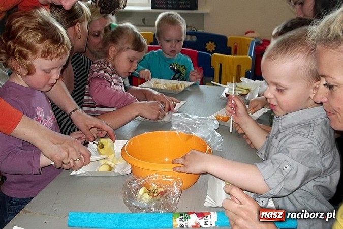 Zdjęcie w galerii na portalu naszraciborz.pl: Fiku-miku uczciło Dzień Mamy wiadomości z regionu