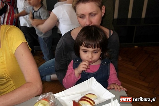 Zdjęcie w galerii na portalu naszraciborz.pl: Fiku-miku uczciło Dzień Mamy wiadomości z regionu