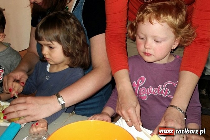 Zdjęcie w galerii na portalu naszraciborz.pl: Fiku-miku uczciło Dzień Mamy wiadomości z regionu