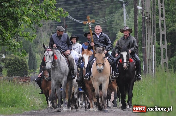 Zdjęcie w galerii na portalu naszraciborz.pl: Brzeska procesja ze świętym Urbanem. Dziękowali za łaski i prosili o urodzaj wiadomości z regionu