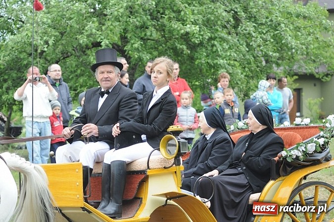 Zdjęcie w galerii na portalu naszraciborz.pl: Brzeska procesja ze świętym Urbanem. Dziękowali za łaski i prosili o urodzaj wiadomości z regionu