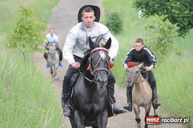 Zdjęcie w galerii na portalu naszraciborz.pl: Brzeska procesja ze świętym Urbanem. Dziękowali za łaski i prosili o urodzaj wiadomości z regionu