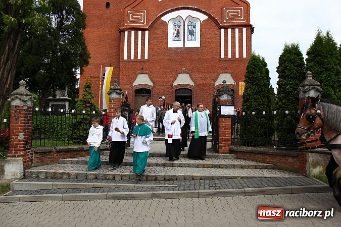 Zdjęcie w galerii na portalu naszraciborz.pl: Brzeska procesja ze świętym Urbanem. Dziękowali za łaski i prosili o urodzaj wiadomości z regionu
