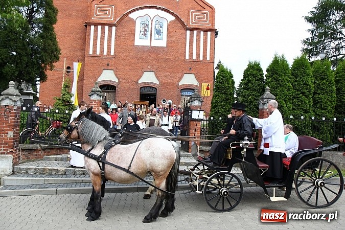 Zdjęcie w galerii na portalu naszraciborz.pl: Brzeska procesja ze świętym Urbanem. Dziękowali za łaski i prosili o urodzaj wiadomości z regionu