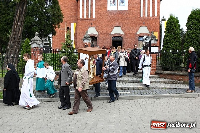 Zdjęcie w galerii na portalu naszraciborz.pl: Brzeska procesja ze świętym Urbanem. Dziękowali za łaski i prosili o urodzaj wiadomości z regionu