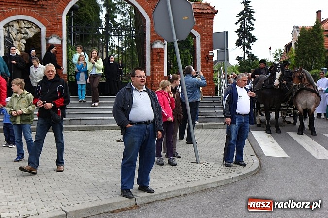 Zdjęcie w galerii na portalu naszraciborz.pl: Brzeska procesja ze świętym Urbanem. Dziękowali za łaski i prosili o urodzaj wiadomości z regionu