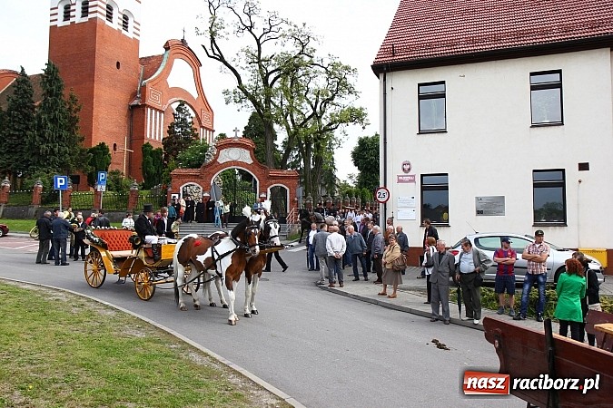Zdjęcie w galerii na portalu naszraciborz.pl: Brzeska procesja ze świętym Urbanem. Dziękowali za łaski i prosili o urodzaj wiadomości z regionu