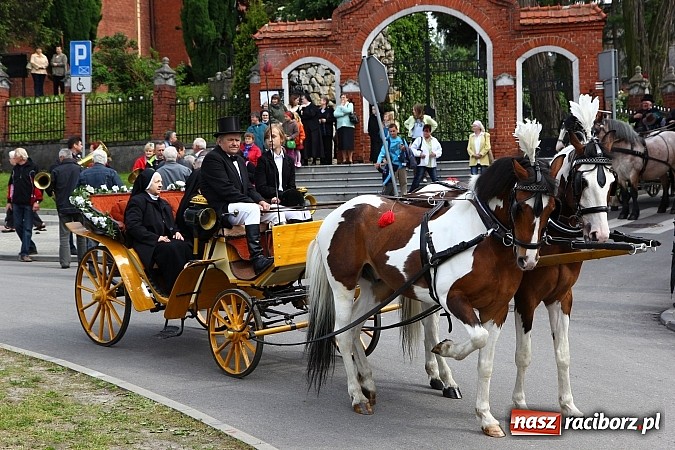Zdjęcie w galerii na portalu naszraciborz.pl: Brzeska procesja ze świętym Urbanem. Dziękowali za łaski i prosili o urodzaj wiadomości z regionu