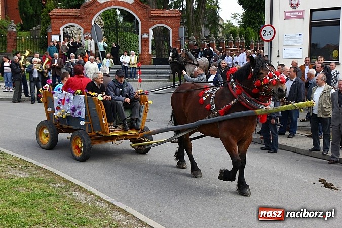 Zdjęcie w galerii na portalu naszraciborz.pl: Brzeska procesja ze świętym Urbanem. Dziękowali za łaski i prosili o urodzaj wiadomości z regionu