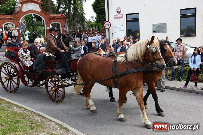 Zdjęcie w galerii na portalu naszraciborz.pl: Brzeska procesja ze świętym Urbanem. Dziękowali za łaski i prosili o urodzaj wiadomości z regionu