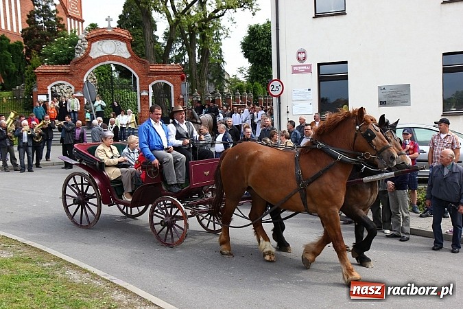 Zdjęcie w galerii na portalu naszraciborz.pl: Brzeska procesja ze świętym Urbanem. Dziękowali za łaski i prosili o urodzaj wiadomości z regionu