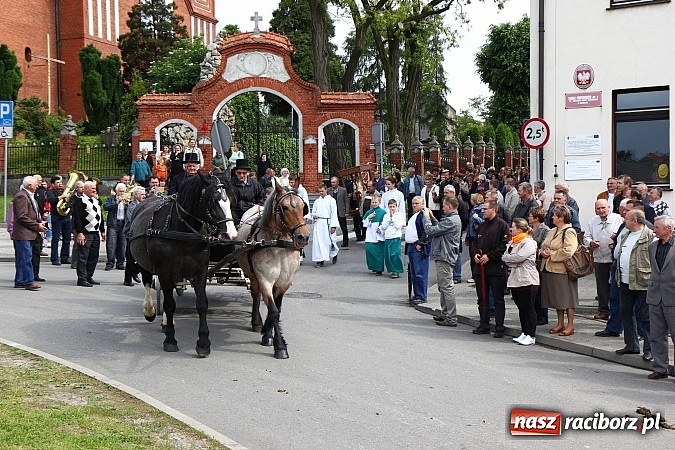 Zdjęcie w galerii na portalu naszraciborz.pl: Brzeska procesja ze świętym Urbanem. Dziękowali za łaski i prosili o urodzaj wiadomości z regionu