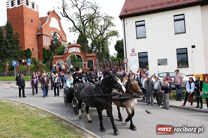 Zdjęcie w galerii na portalu naszraciborz.pl: Brzeska procesja ze świętym Urbanem. Dziękowali za łaski i prosili o urodzaj wiadomości z regionu