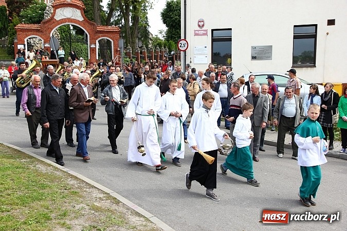 Zdjęcie w galerii na portalu naszraciborz.pl: Brzeska procesja ze świętym Urbanem. Dziękowali za łaski i prosili o urodzaj wiadomości z regionu
