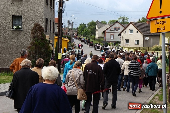Zdjęcie w galerii na portalu naszraciborz.pl: Brzeska procesja ze świętym Urbanem. Dziękowali za łaski i prosili o urodzaj wiadomości z regionu