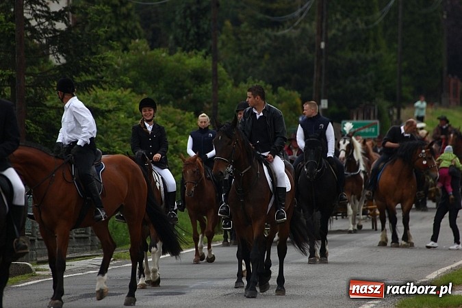 Zdjęcie w galerii na portalu naszraciborz.pl: Brzeska procesja ze świętym Urbanem. Dziękowali za łaski i prosili o urodzaj wiadomości z regionu