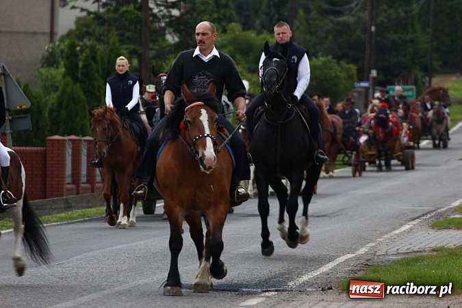 Zdjęcie w galerii na portalu naszraciborz.pl: Brzeska procesja ze świętym Urbanem. Dziękowali za łaski i prosili o urodzaj wiadomości z regionu