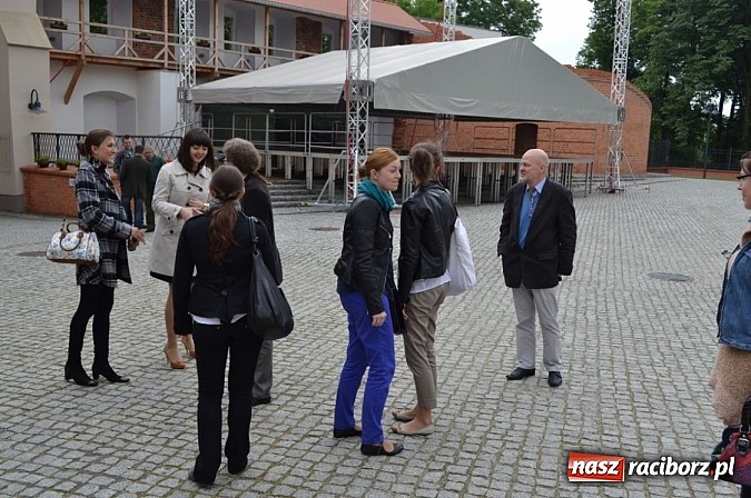 Zdjęcie w galerii na portalu naszraciborz.pl: Absolwenci Instytutu Sztuki spotkali się na zamku wiadomości z regionu
