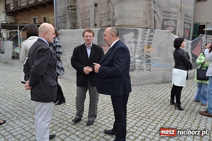 Zdjęcie w galerii na portalu naszraciborz.pl: Absolwenci Instytutu Sztuki spotkali się na zamku wiadomości z regionu